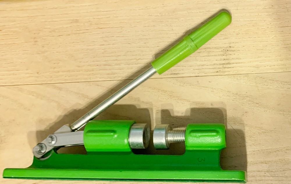 Bright Green Adjustable Lever Action Heavy Duty Nutcracker Tool-Easy to Use