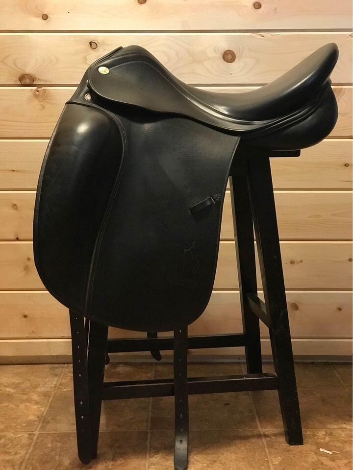 Prestige D2000 black dressage saddle 17”/33