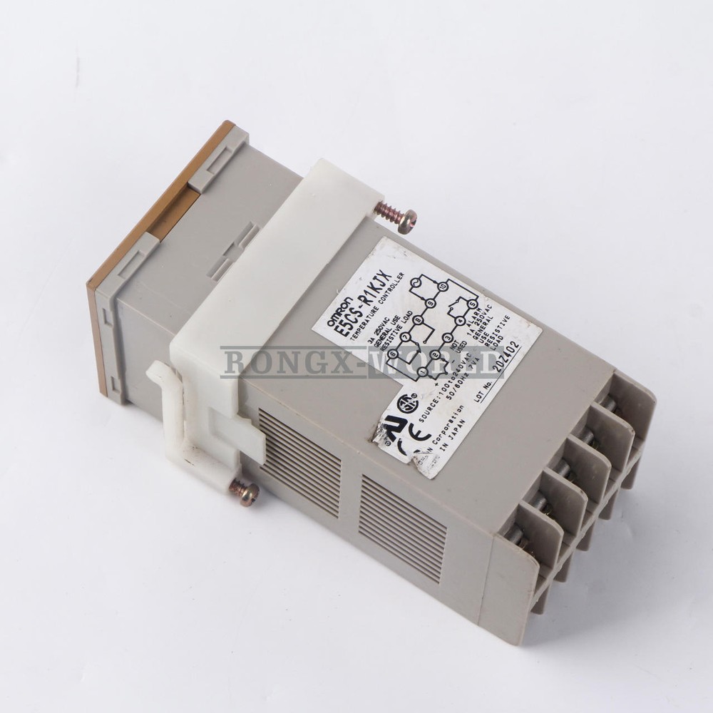 ONE Used Omron Temperature Controller E5CS-R1KJX 100-240VAC