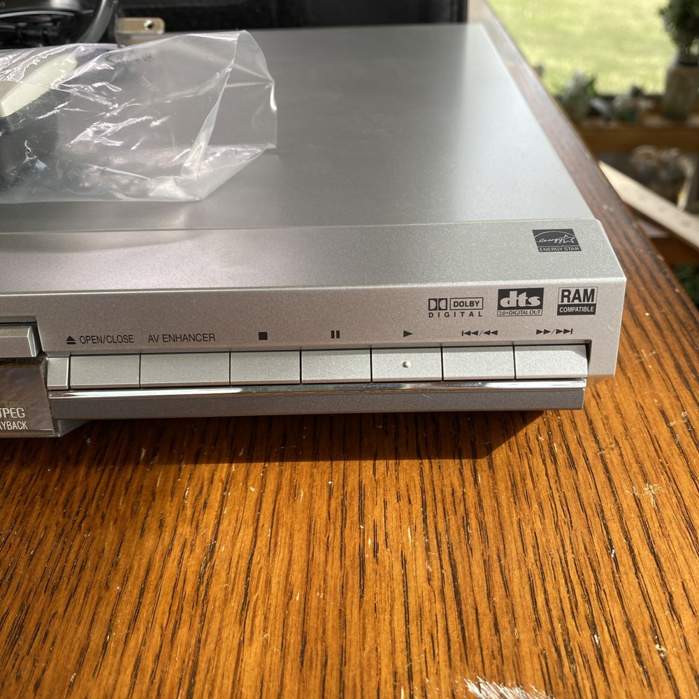 Panasonic DVD-S47 DVD/CD Player Silver Progressive Scan