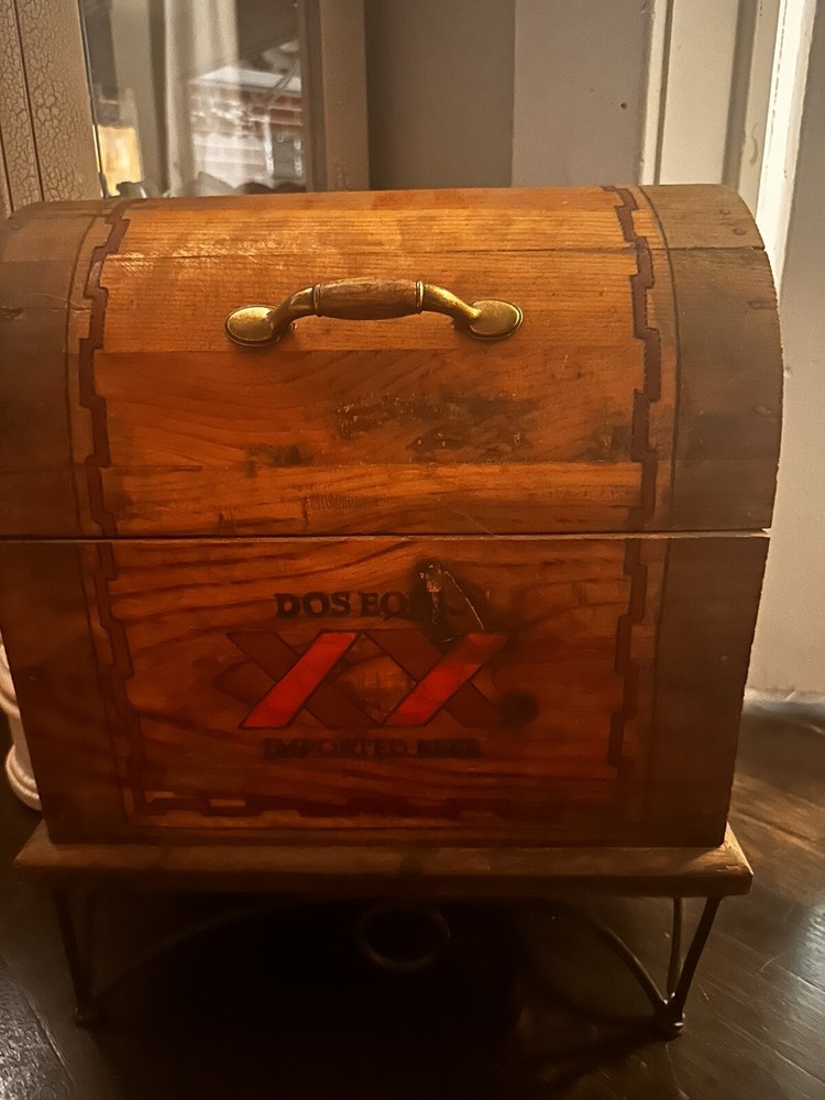 vintage Cedar treasure chest dos equios