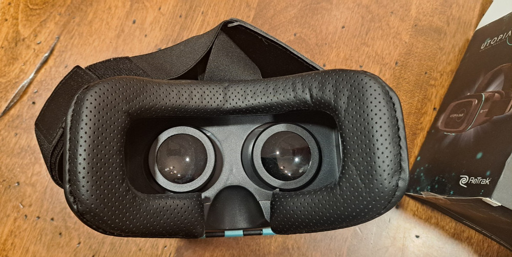 Utopia 360 Virtual Reality 3D Headset + Bluetooth Controller and box - used