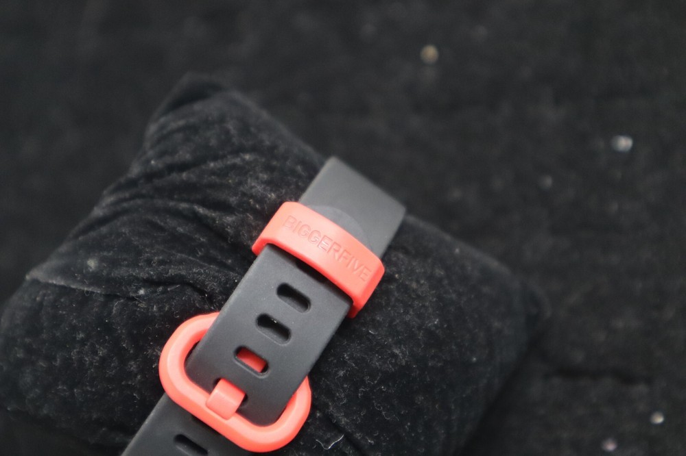 BIGGERFIVE FITNESS TRACKER ***AS-IS*** (NOT WORKING)