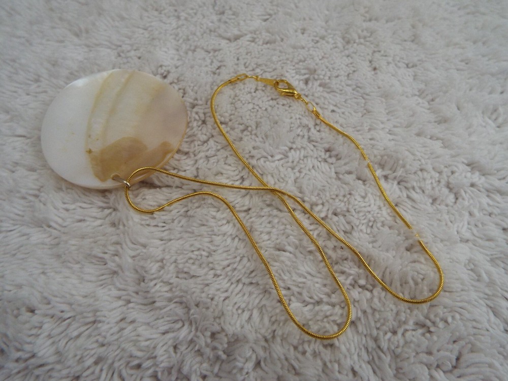 Goldtone White Blue Flower Shell Pendant Necklace (B34)
