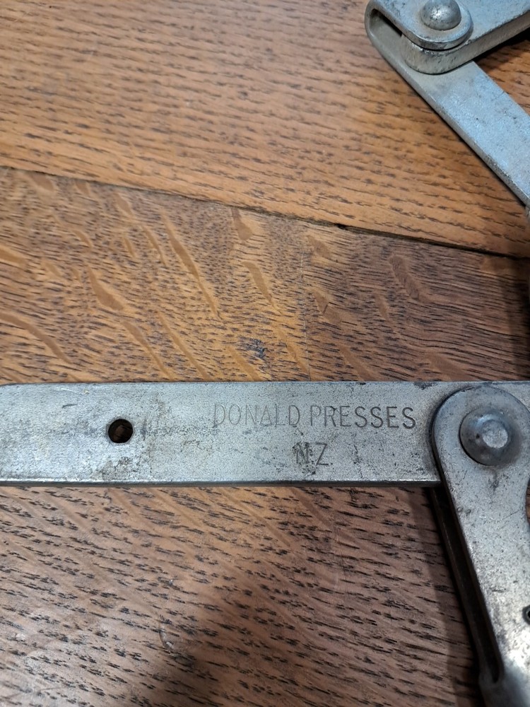 Donald Presses Nz WIRE GRIP” Os140
