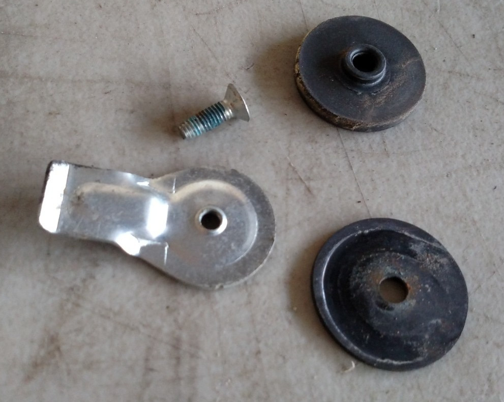 PASSENGER DRIVER DOOR REAR WINDOW GUIDE BUSHING MUSTANG 1999-2004