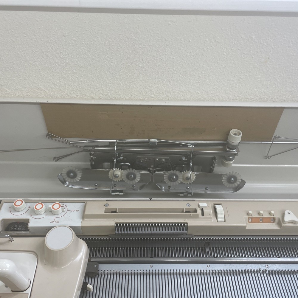 Studio 322 Knitting Machine In Good Condition