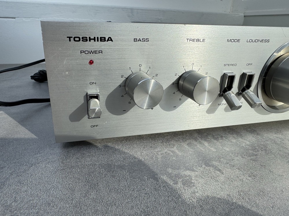 Toshiba SY-335 Stereo PreAmplifier Powers On! Nice Condition