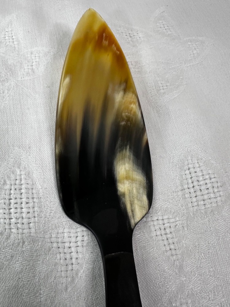 11" Artisan Horn Cake or Pie Server