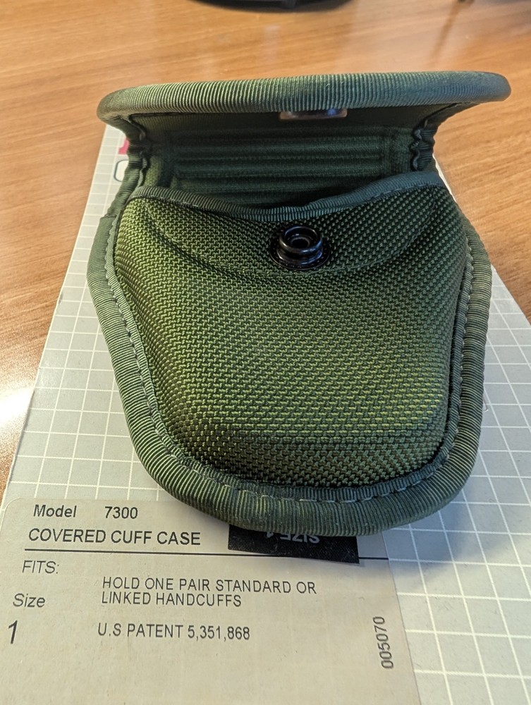 Bianchi single covered handcuff case / Model 7300 / snap case in olive drab