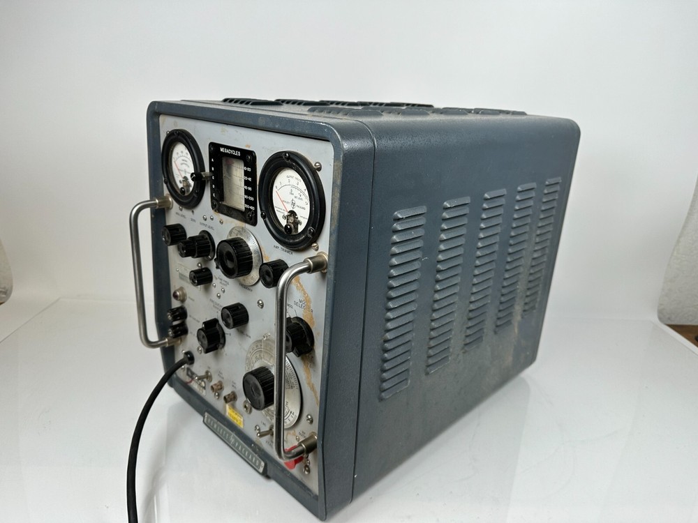 Vintage HP 608D - VHF Signal Generator - Powers on - MINIMAL TESTING