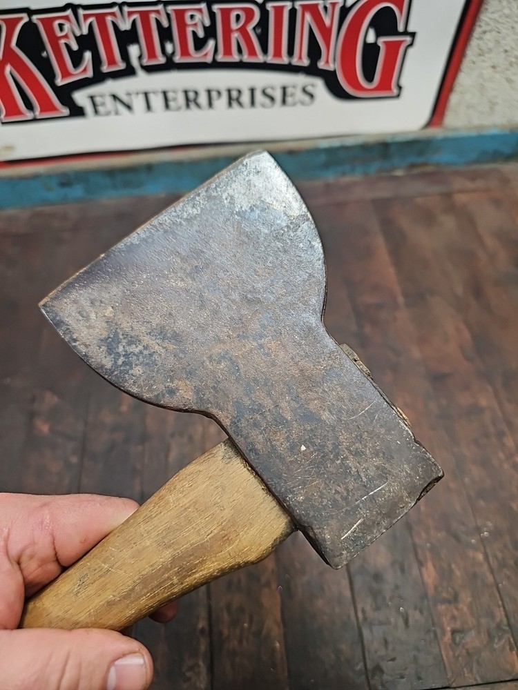 E31- Interesting form antique broad hatchet - Cedar Pattern? Half Sleeper? 2lb7o