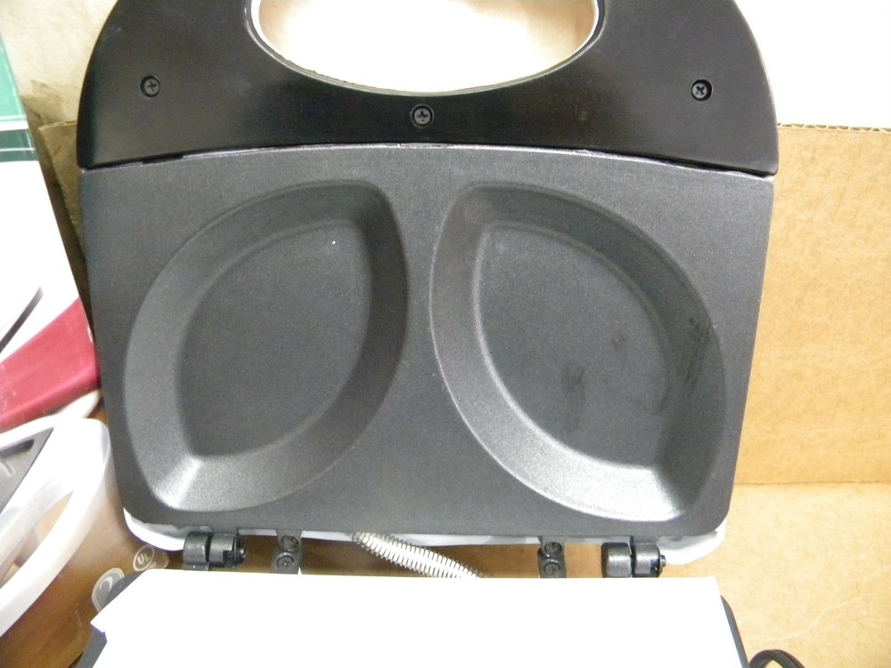 Kitchen Gourmet Two-Serving Omelet Maker Model# SW-086 White NIB