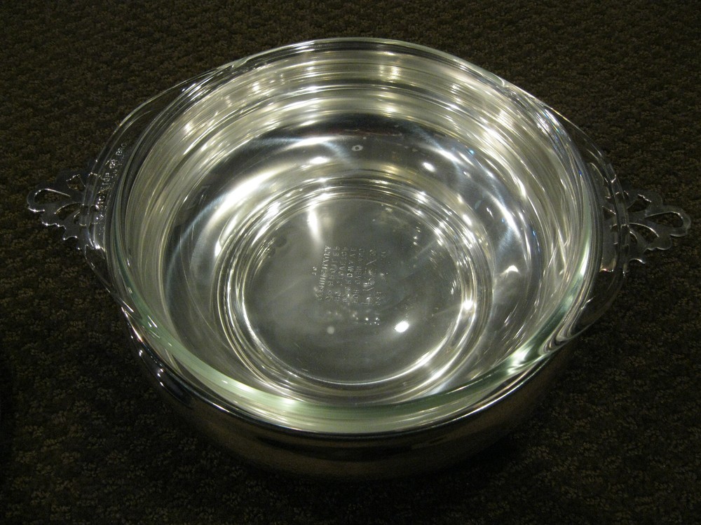 REED & BARTON SILVERPLATED 9 IN SERVING DISH WITH PYREX GLASS INSERT & SPOON