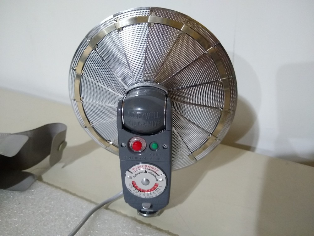 Honeywell Tilt-A-Mite Camera Flash Unit Collapsible Fan Style w/ Case - Untested
