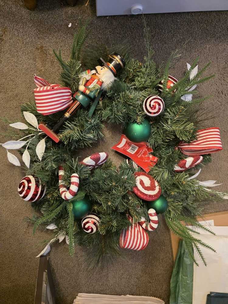 26 In Diameter Ashland Wreath Couronne Nutcracker & Peppermint