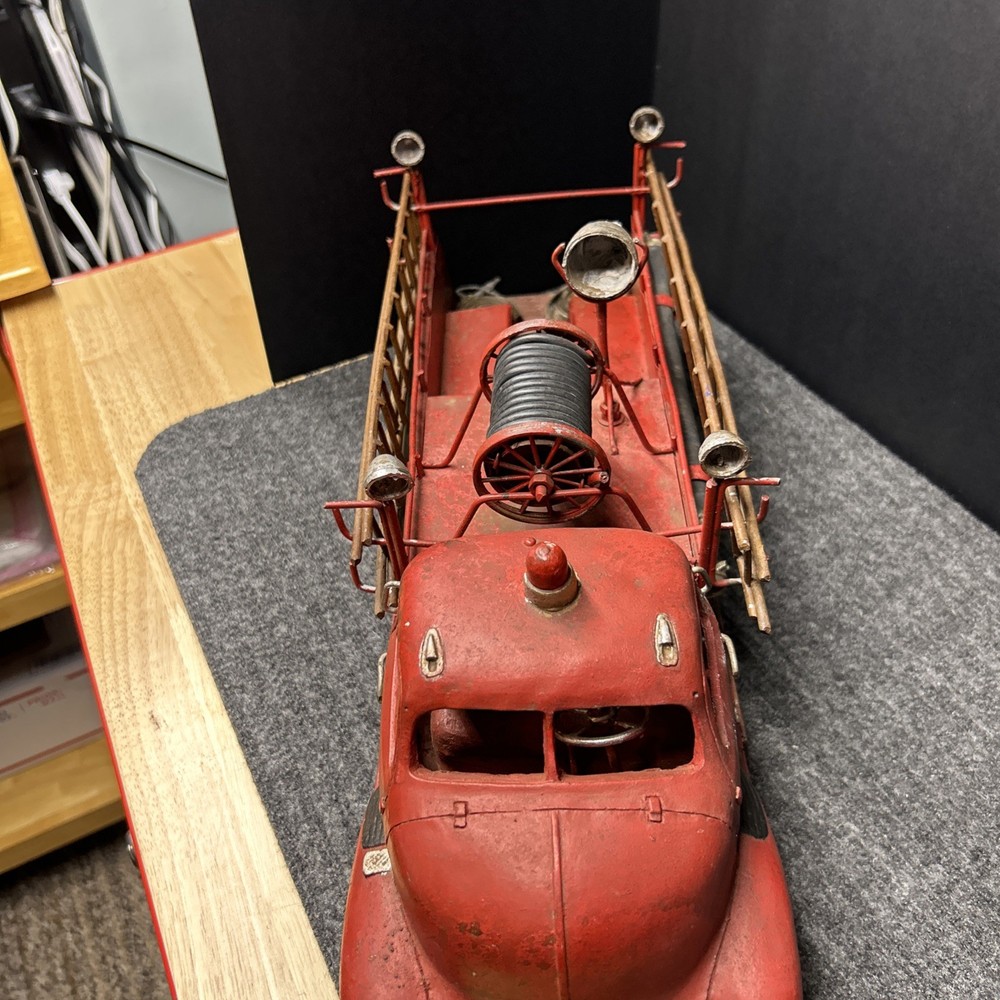 Antique Metal Fire Engine. Removable Side Ladders. In Good Condition .￼