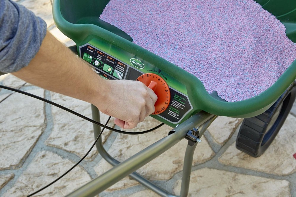 Scotts Turf Builder EdgeGuard DLX Broadcast Spreader