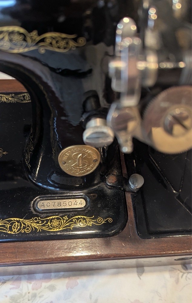 Vintage Singer Sewing Machine With Leg Power Control Runs Smoothly