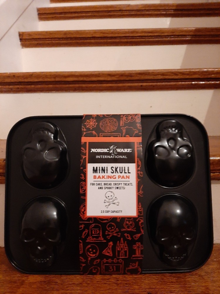 NORDIC WARE HALLOWEEN SCARRY SKULL CAKE BAKING PAN NEW 1