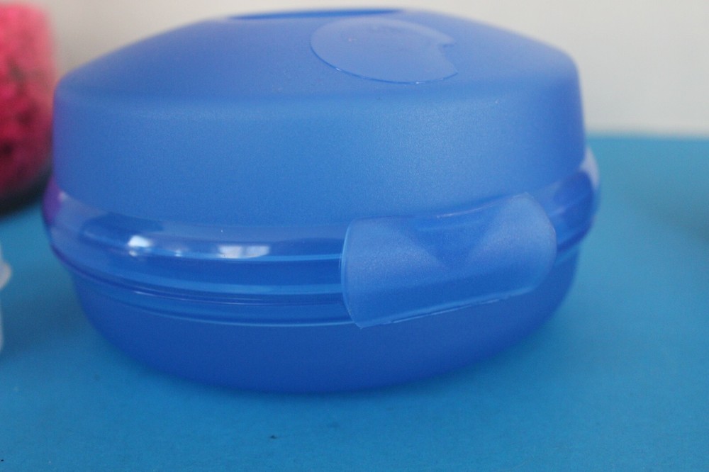 Tupperware BLUE Round SANDWICH Bagel KEEPER includes fitted condiment Smidget