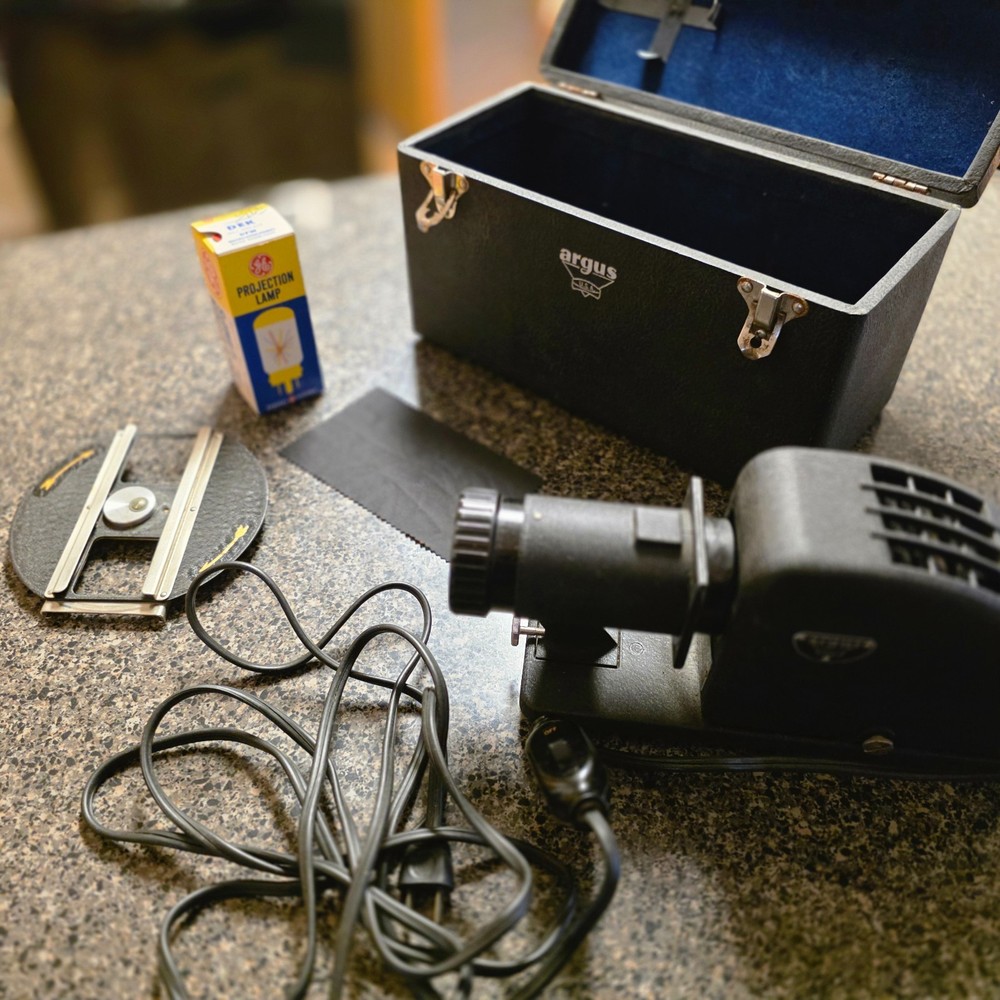 Vintage Argus Slide Projector - UNTESTED