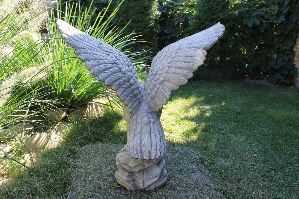 Polyurethane flexible mold with a plastic frame An eagle with outstretched wings