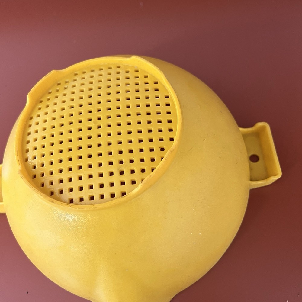 Vintage Tupperware Colander Strainer w/ Handle Yellow Quart Double Pour