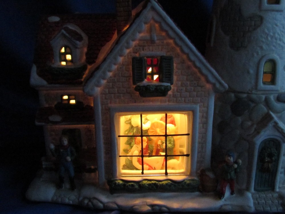 VICTORIAN VILLAGE COLLECTIBLES CHATWSWORTH POINTE LIGHTHOUSE 2000 EDITION EUC