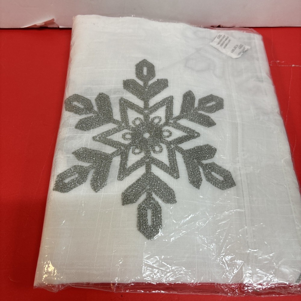 Nivalis Collection Snowflake Design Runner 16x70 in Silver