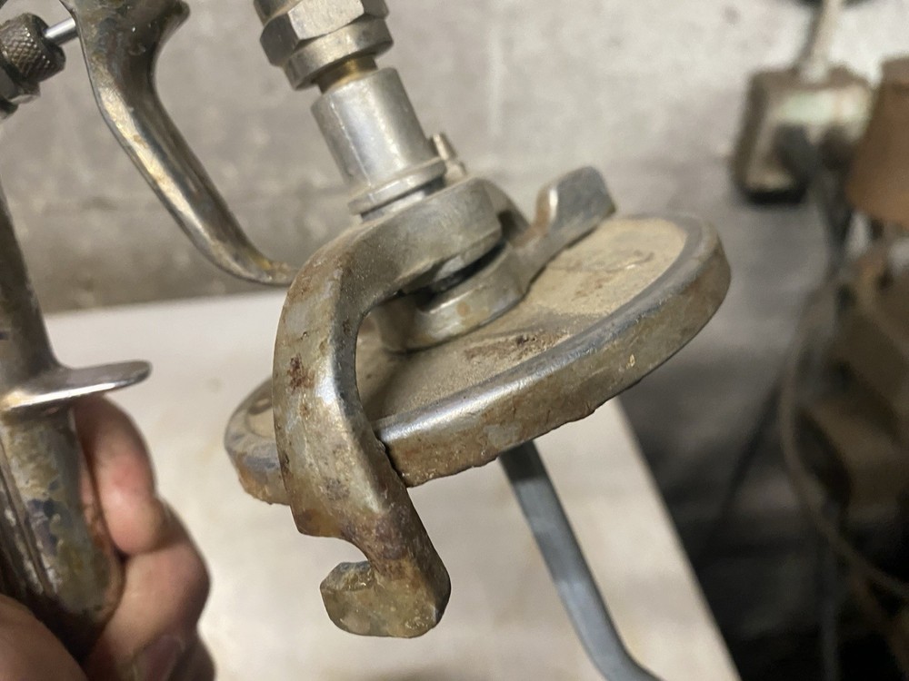 Binks 2100 Spray Gun with cup USA Used