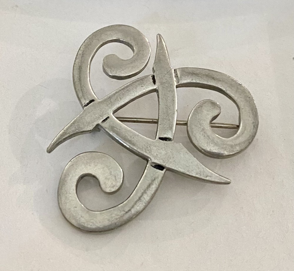 NICE OPENWORK CLASSIC CELTIC VINTAGE BROOCH