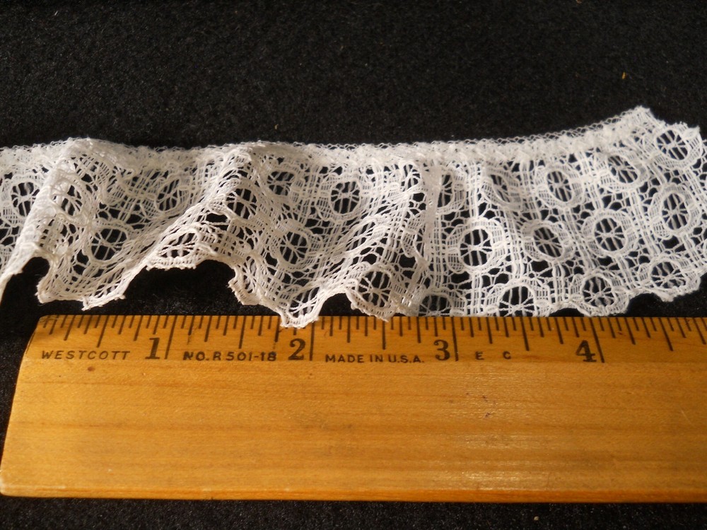 Wrights Ruffled/Gathered 1 1/2" Lace Trim - White circle pattern