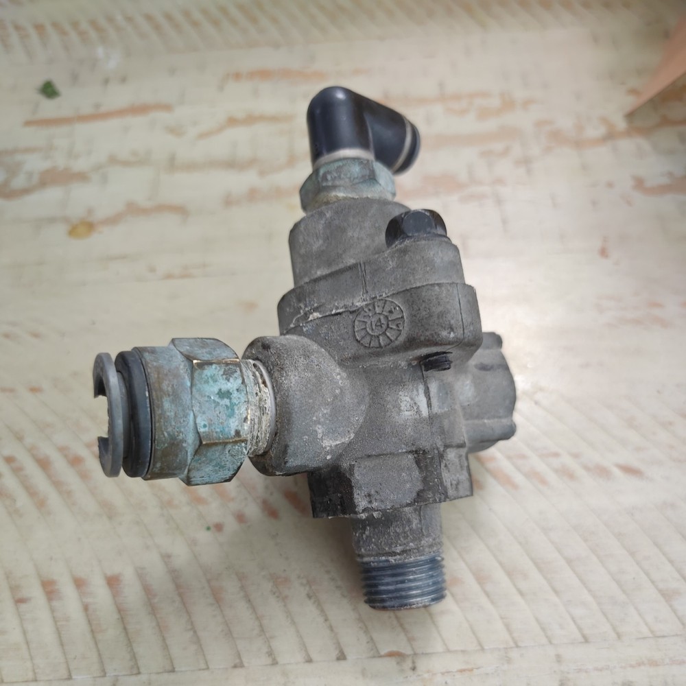 Bendix Double Check Valve with plugs 280809