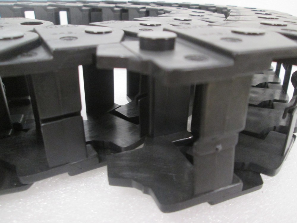 Igus, E16.3.060 (47 Pieces) Energy Chain System, Used