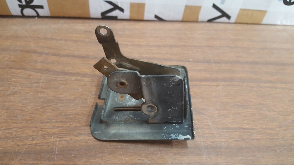 4hp Briggs & Stratton Model 112202 Engine Choke Bracket
