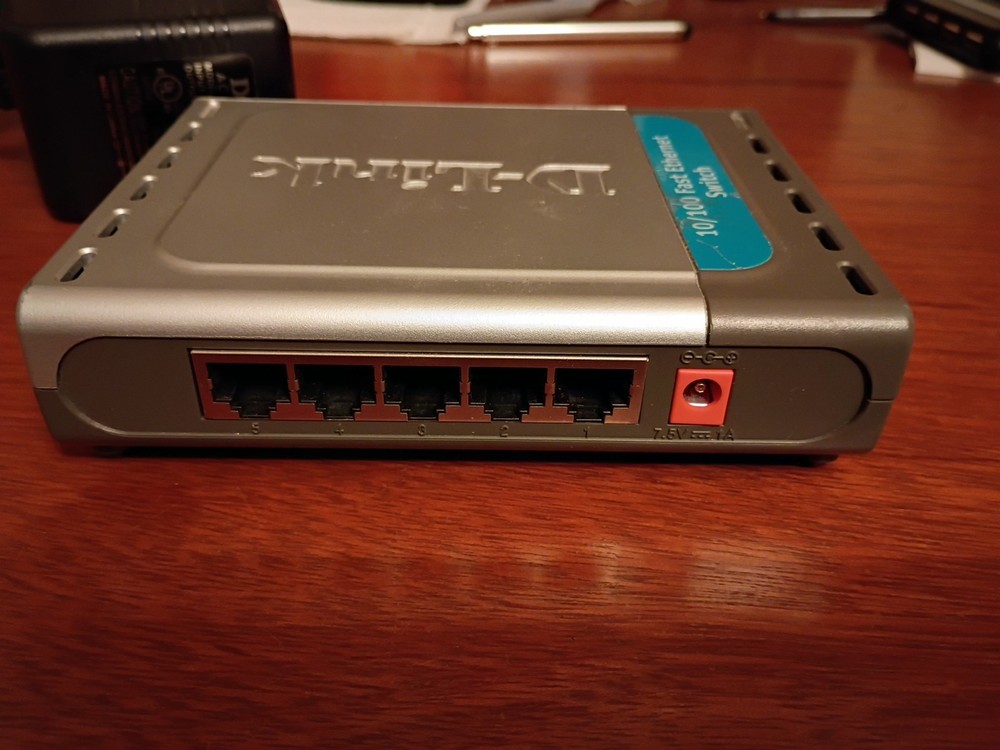 D-Link DSS-5+ 10/100 Fast Ethernet Switch with Power Adapter