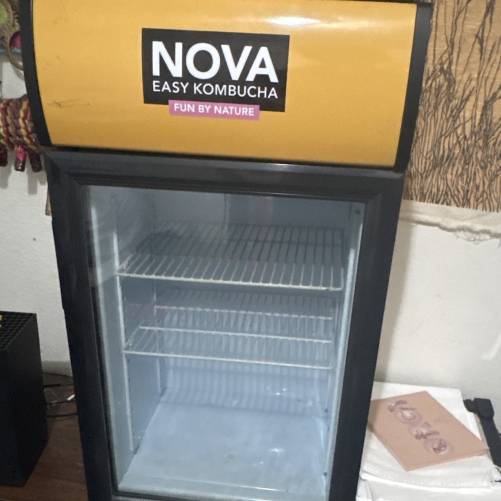 Avantco SC-52 Display Refrigerator with Swing Door