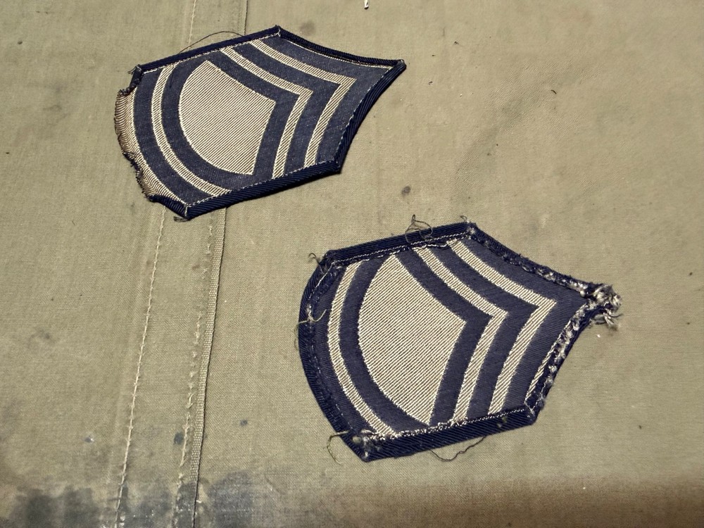 ORIGINAL WWII US ARMY TECH E-7 SERGEANT SLEEVE RANK CHEVRONS-RAYON