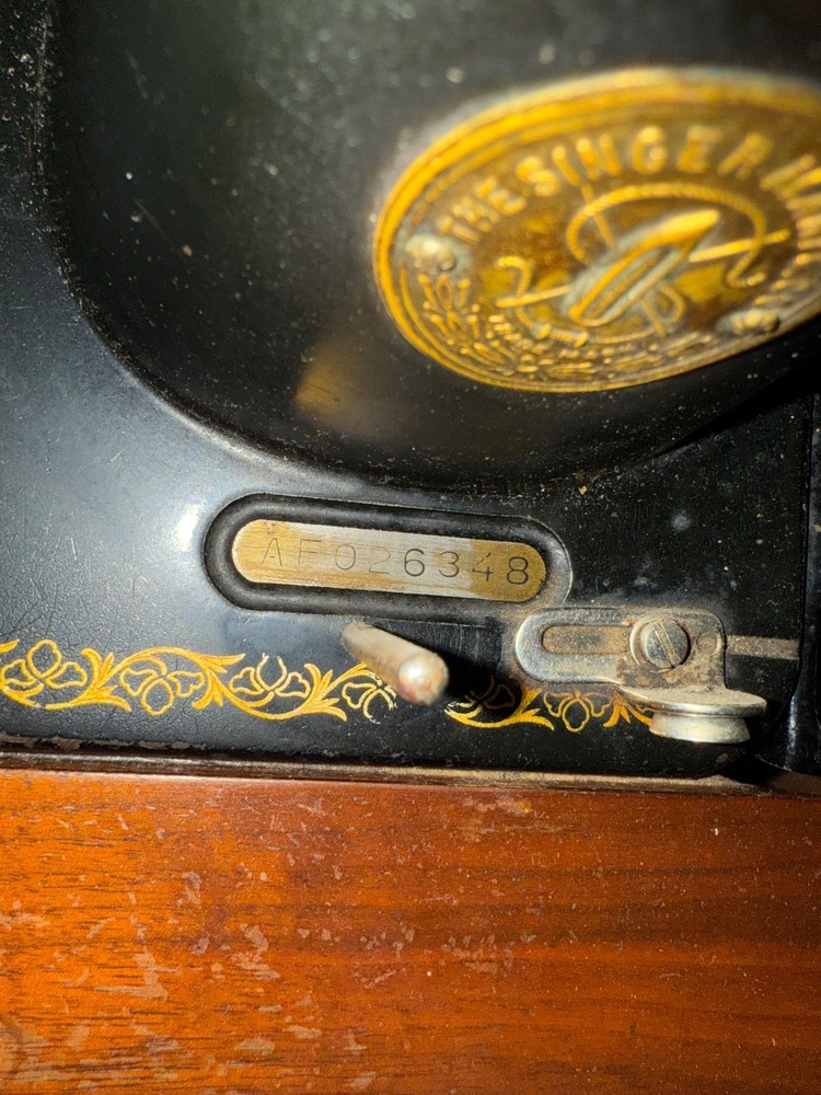 Antique 1938 Singer Sewing Machine/Accessories