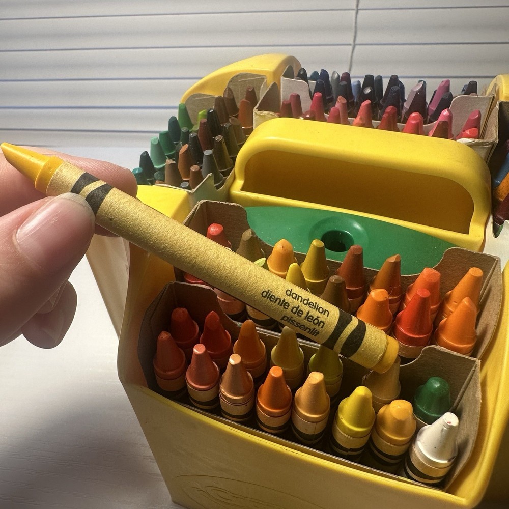 Crayola Ultimate Crayon Case 2013 With Dandelion Crayon