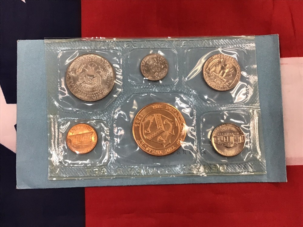 1973-D Official US Mint Souvenir Set with Envelope.