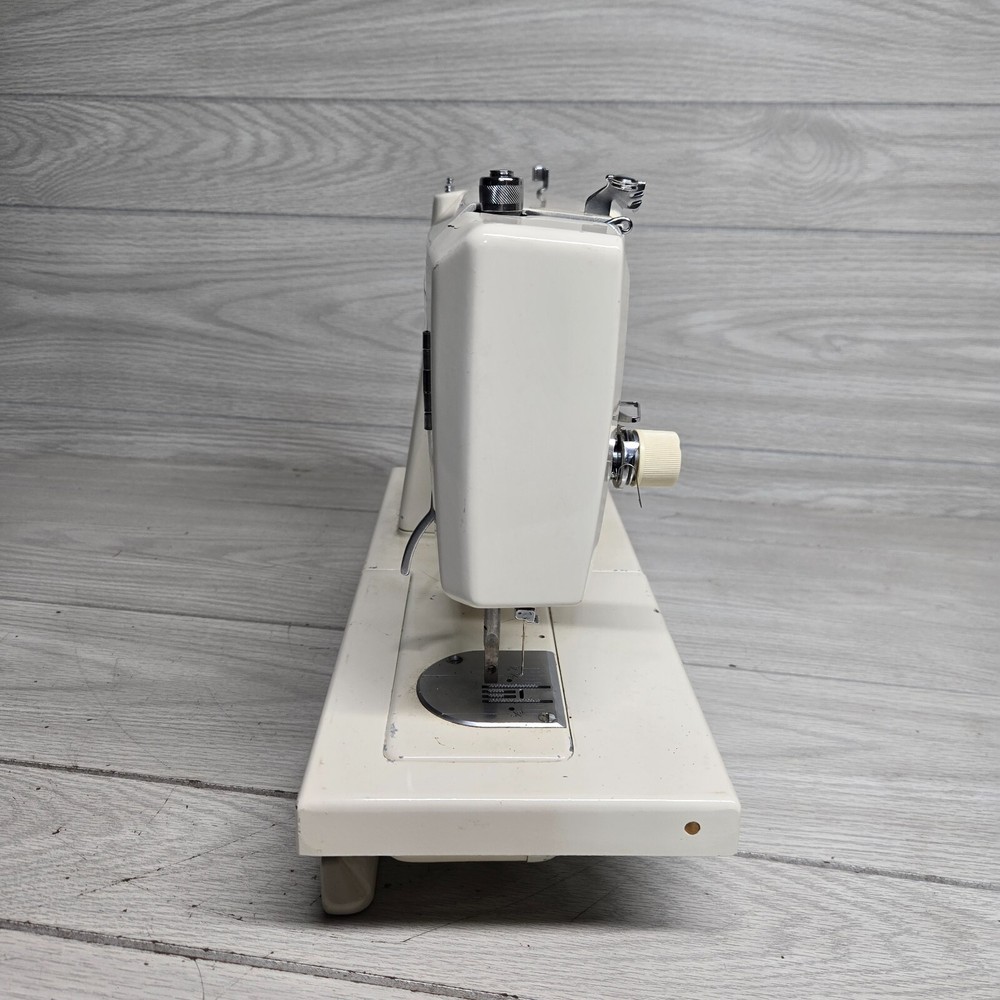 VINTAGE DOMESTIC 3900F STITCHER SEWING MACHINE *UNTESTED*