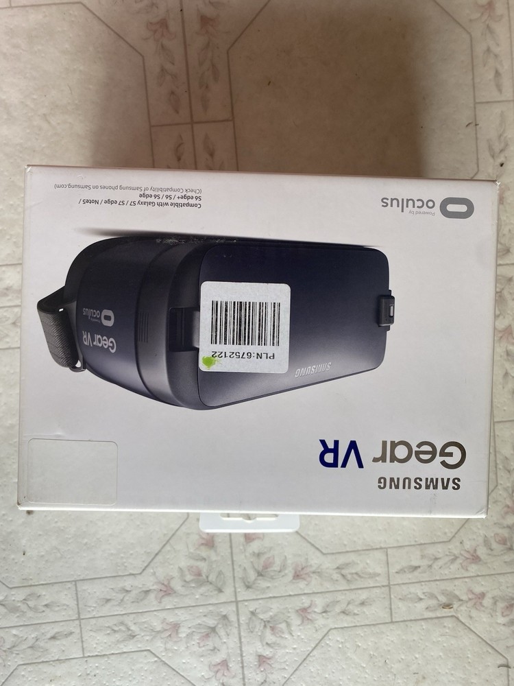 Samsung Gear VR Powered by Oculus SM- Virtual Reality Headset.