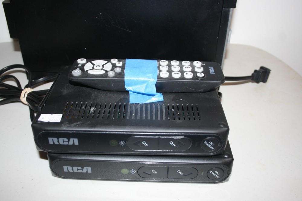 RCA DIGITAL TO ANALOG COVERTER BOX (2)