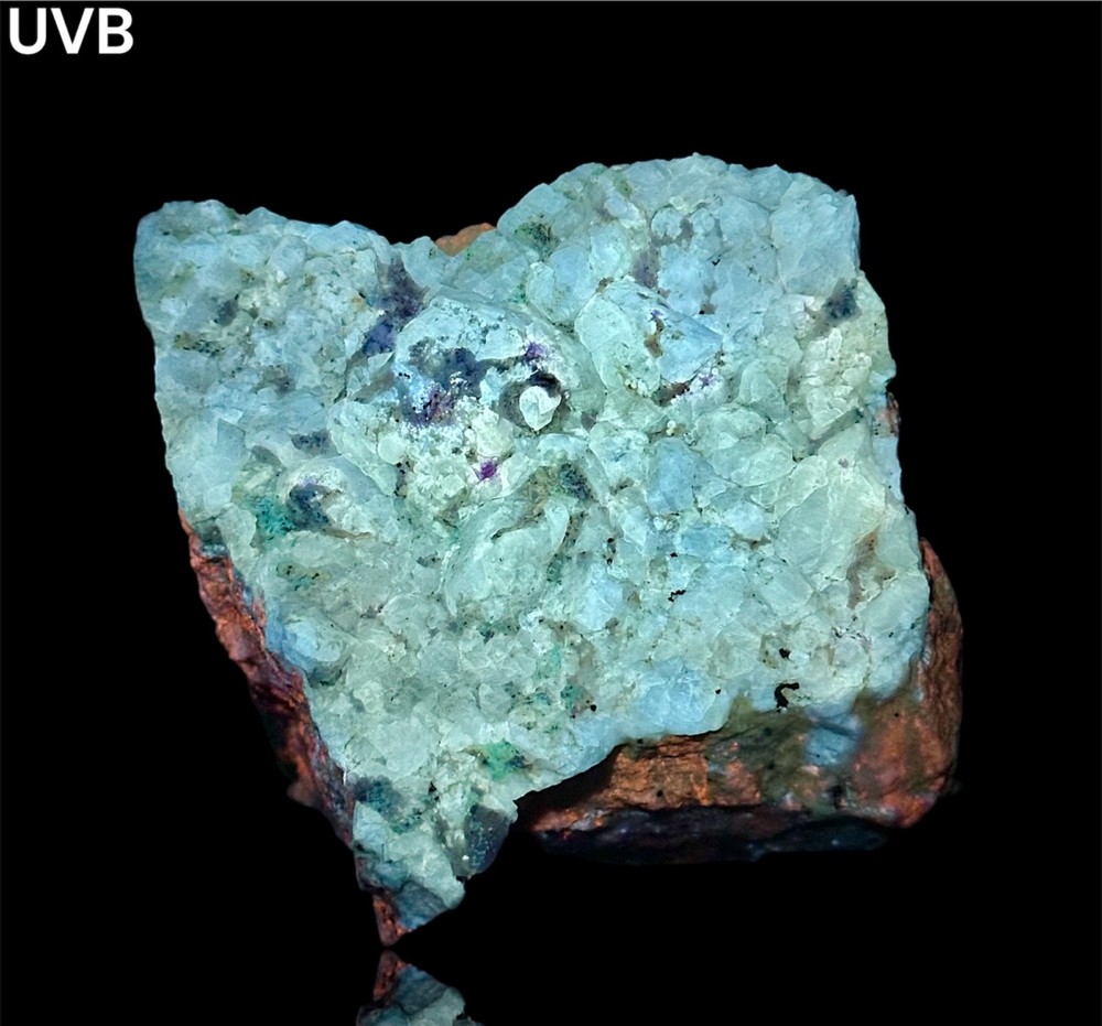 719 Gr. Fluorescent Strong Persistent Phosphorescent Hackmanite, Phlogopite, Mtr