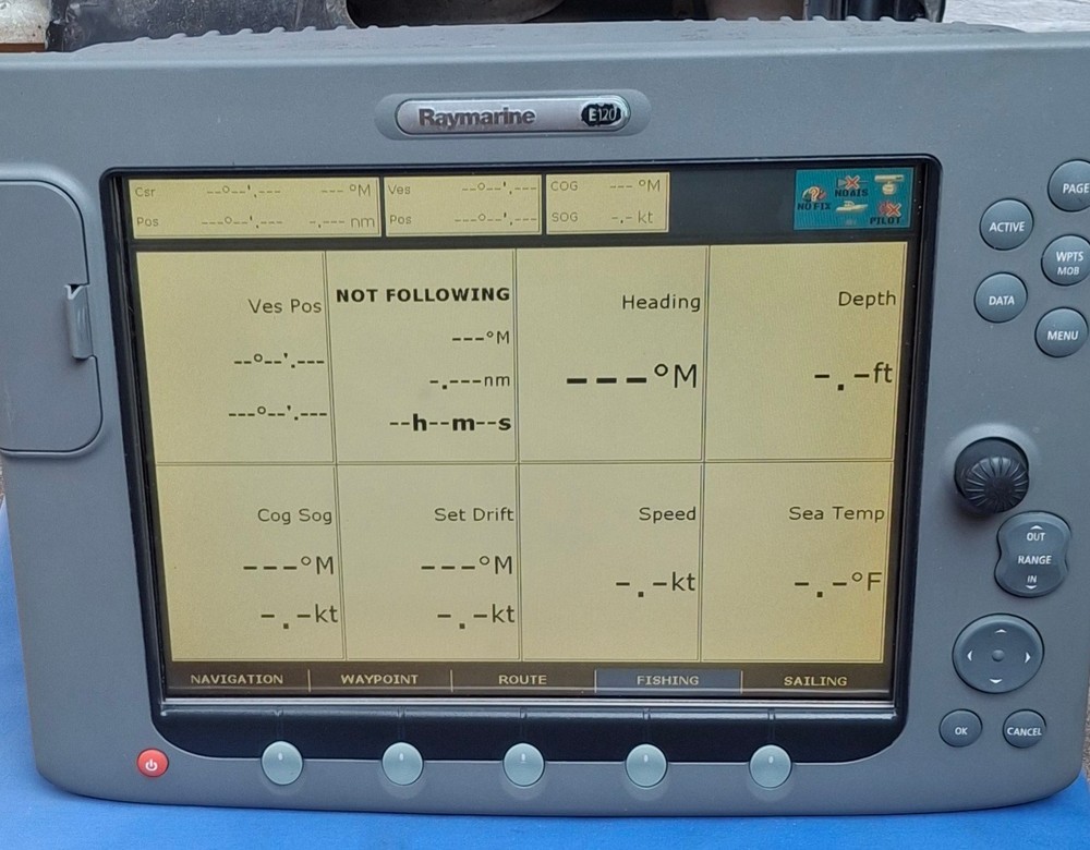 Raymarine E120 Classic GPS Chart Plotter Multifunction Boat Display w/Cover MFD