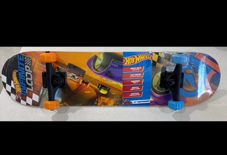 Hot Wheels Infinite Loop 31-inch complete skateboard