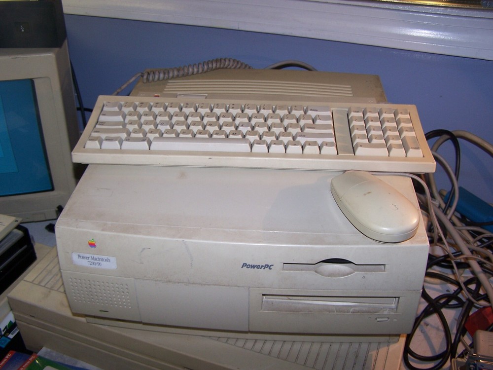 Apple Power Macintosh 7200/90 With KB and Mouse -  Working fine