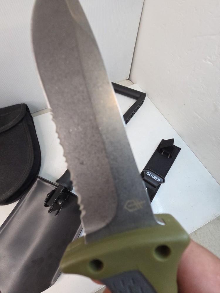 Gerber Knife Ultimate And 2000 Folding Shovel